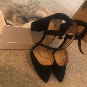 Pointed toe Black Pumps w ankle strap